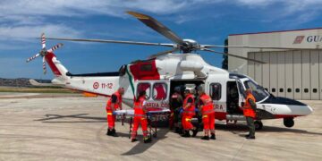 Scivola nella stiva, soccorso in elicottero il comandante di una nave nel porto di Ortona