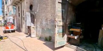 A fuoco la storica falegnameria di piazza del Malvò