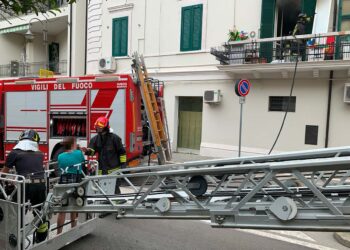 Fiamme in un palazzo del centro di Vasto, donna salvata con autoscala dai vigili del fuoco