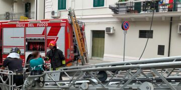 Fiamme in un palazzo del centro di Vasto, donna salvata con autoscala dai vigili del fuoco