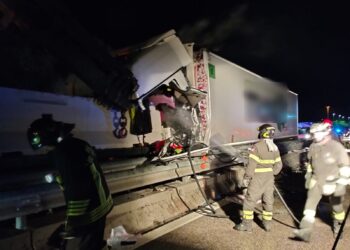 Autocarro si schianta contro un cantiere dell’A14: morto camionista di 43 anni, 8 feriti