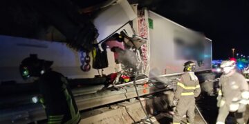 Autocarro si schianta contro un cantiere dell’A14: morto camionista di 43 anni, 8 feriti