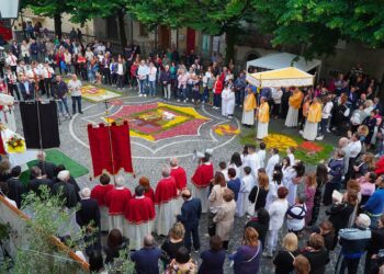 La pioggia non ferma l’Infiorata di Carunchio: una 20ª edizione nel segno della condivisione