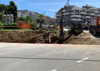 Voragine, iniziati gli scavi. Venerdì la videoispezione col robot