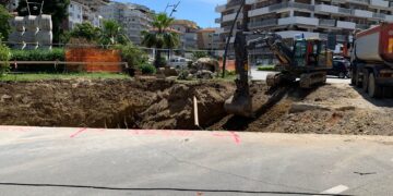 Voragine, iniziati gli scavi. Venerdì la videoispezione col robot