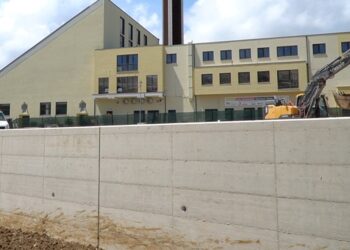 Un muro davanti alla finestra: lavori al quartiere San Paolo, non tutti sono d’accordo