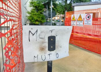 «Piazzale dell’ospedale vietato alle moto, per i dipendenti non c’è posto»