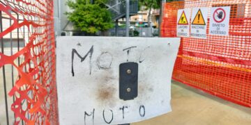 «Piazzale dell’ospedale vietato alle moto, per i dipendenti non c’è posto»