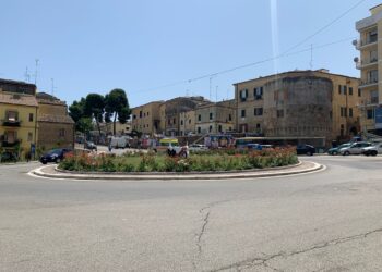 Scippo in pieno centro: strappata la collanina a un passante