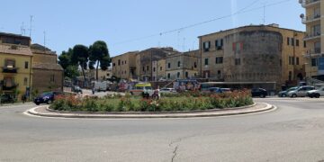 Scippo in pieno centro: strappata la collanina a un passante