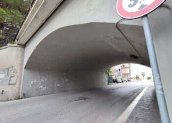 Il ponte ricomincia a perdere pezzi, i lavori solo tre mesi e mezzo fa