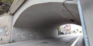 Il ponte ricomincia a perdere pezzi, i lavori solo tre mesi e mezzo fa