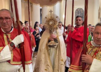 Il Corpus Domini a Vasto: infiorata, messa presieduta da monsignor Forte e processione