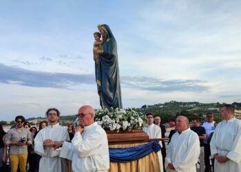 Stella Maris in festa: la processione e il rito del lancio della corona d’alloro