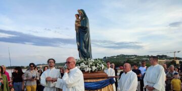 Stella Maris in festa: la processione e il rito del lancio della corona d’alloro