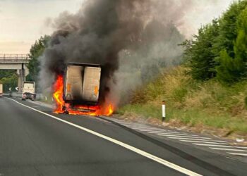 Rimorchio a fuoco in A14, autotrasportatore riesce a sganciare motrice in tempo