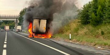 Rimorchio a fuoco in A14, autotrasportatore riesce a sganciare motrice in tempo