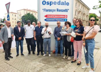 Sit-in davanti al “Renzetti”: «Crollo di prestazioni, ospedale tra i più penalizzati della regione»