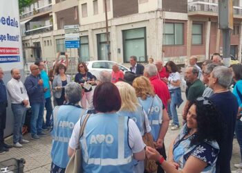 Sit-in davanti al “Renzetti”: «Crollo di prestazioni, ospedale tra i più penalizzati della regione»