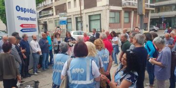Sit-in davanti al “Renzetti”: «Crollo di prestazioni, ospedale tra i più penalizzati della regione»