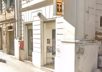 Rapina col coltello nella tabaccheria in pieno centro, bottino da 20 euro