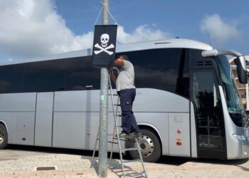 Menna fa affiggere la bandiera pirata: «Terminal bus, la maledizione della luna nera»