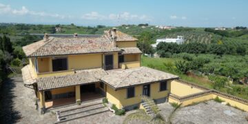 Villa confiscata, una commissione deciderà la destinazione. Mobili da restituire