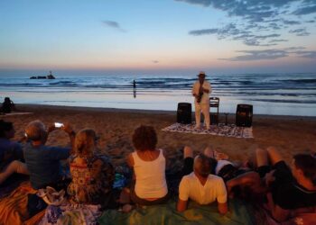 L’alba col suono suadente del sax: il buongiorno sulla spiaggia di Vasto Marina