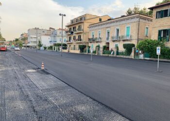 «Asfalto in pieno luglio, non si poteva fare nei 9 mesi in cui la riviera è deserta?»