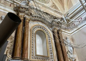 Crolla il cornicione durante le nozze d’oro, chiesa evacuata