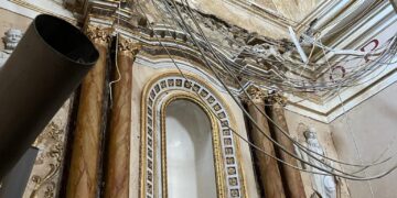 Crolla il cornicione durante le nozze d’oro, chiesa evacuata