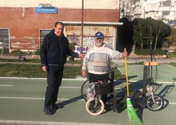 In sella alla sua bici, esce e tiene pulita la Via Verde