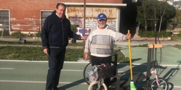 In sella alla sua bici, esce e tiene pulita la Via Verde