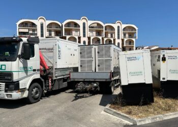 Senza luce nè acqua: la rovente giornata con negozi e locali chiusi. «Pronti alla class action»