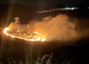 La lunga scia di fuoco: nella notte vasto incendio a Guilmi