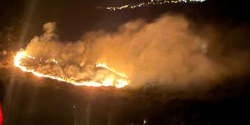 La lunga scia di fuoco: nella notte vasto incendio a Guilmi
