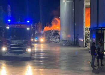 Incendio alla Ecotec di Ortona. Arta: «Non raccogliere frutta e ortaggi in zona»