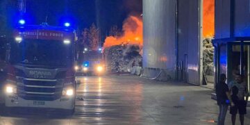 Incendio alla Ecotec di Ortona. Arta: «Non raccogliere frutta e ortaggi in zona»