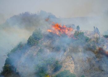 Emergenza incendi: il vento caldo propaga le fiamme, chiuso nel pomeriggio il ponte San Salvo-Montenero