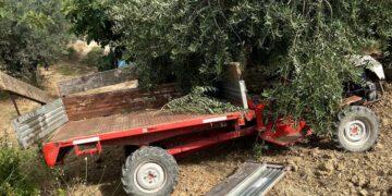 Trattore si ribalta, 73enne ferito soccorso in eliambulanza