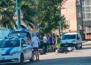 Scontro tra moto e furgone a San Salvo Marina, ferita una donna. Residenti: «Manca la segnaletica»