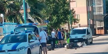 Scontro tra moto e furgone a San Salvo Marina, ferita una donna. Residenti: «Manca la segnaletica»