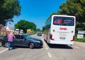 Scontro tra bus di linea e automobile sulla SS 16 a San Salvo: ferita una donna