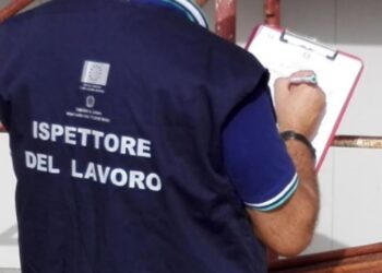 Gli ispettori della sicurezza indagano su un incidente in un cantiere edile