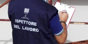 Gli ispettori della sicurezza indagano su un incidente in un cantiere edile