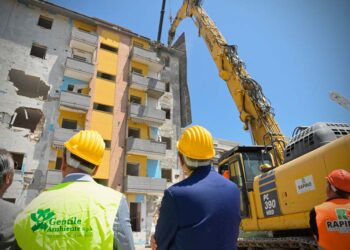 In corso la demolizione del “Ferro di cavallo”, Marsilio: «Santuario inviolabile della criminalità»