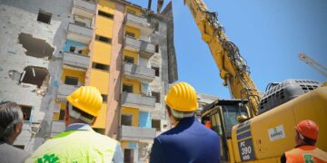 In corso la demolizione del “Ferro di cavallo”, Marsilio: «Santuario inviolabile della criminalità»