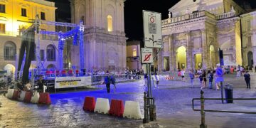 «Da notte fucsia a notte fonda», l’opposizione attacca la giunta Paolini