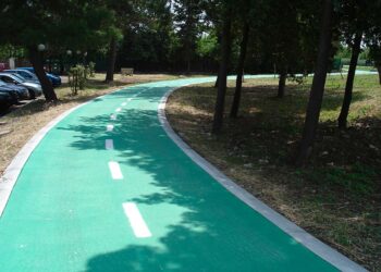 I dipendenti Amazon impegnati nel “cleanup” della ciclabile di San Salvo Marina