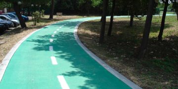 I dipendenti Amazon impegnati nel “cleanup” della ciclabile di San Salvo Marina